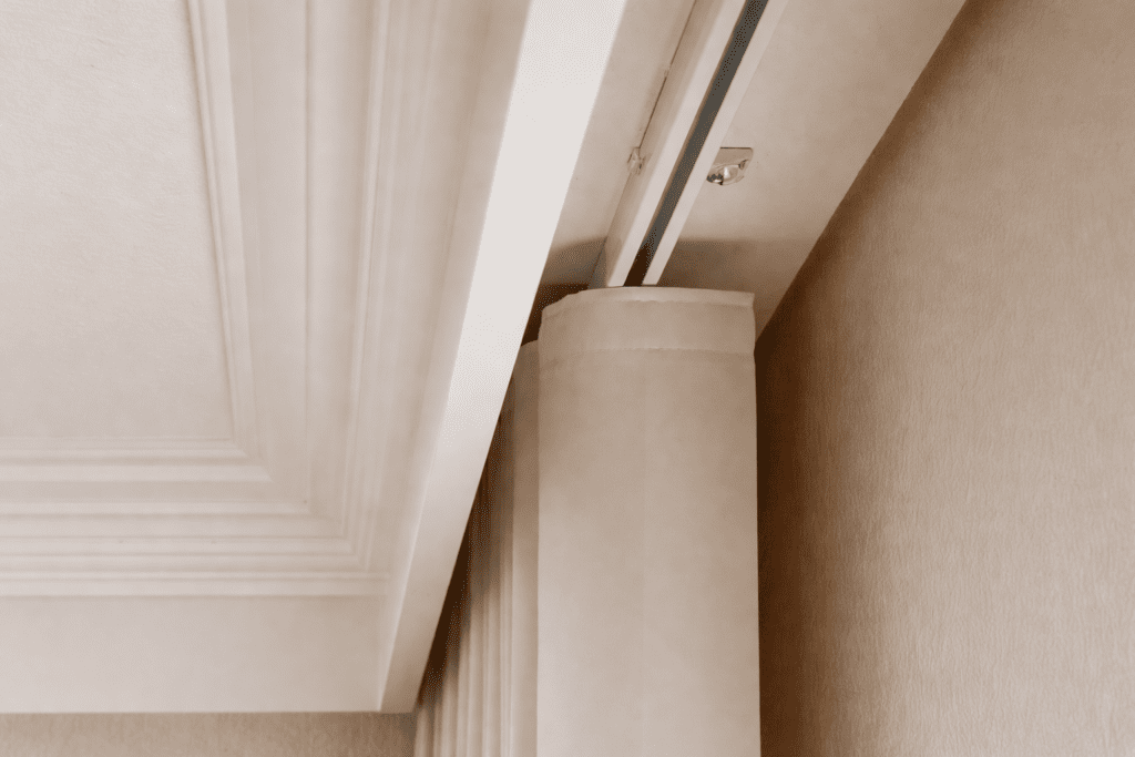 Detalhe de cortineiro de gesso em Uberlândia com trilho embutido e acabamento discreto no teto