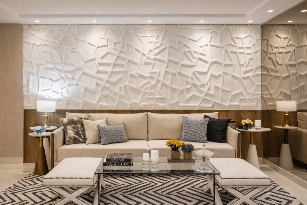 Sala de estar com gesso decorativo em Uberlândia, parede 3D com relevo geométrico e iluminação embutida