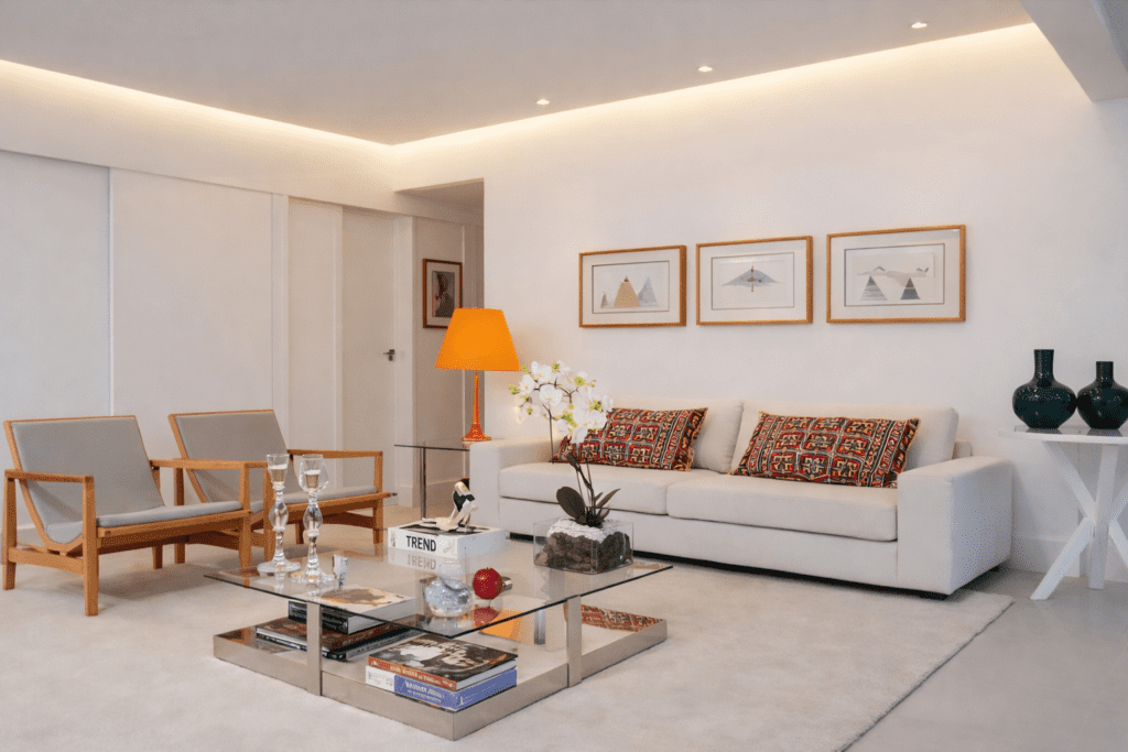 Sala de estar com rebaixo de gesso em Uberlândia, iluminação indireta e acabamento clean executado pela Drywall Uberlândia