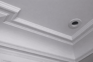 Detalhe de sanca de gesso em Uberlândia com moldura clássica e iluminação embutida no teto