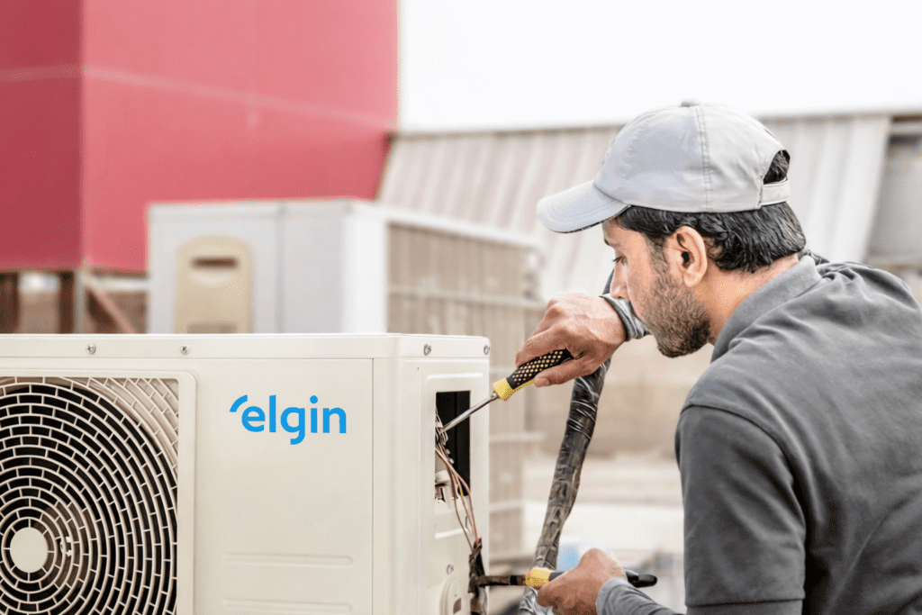 Técnico realizando Troca de Compressor de Ar Condicionado em São Paulo, substituindo o componente responsável pela refrigeração do sistema.